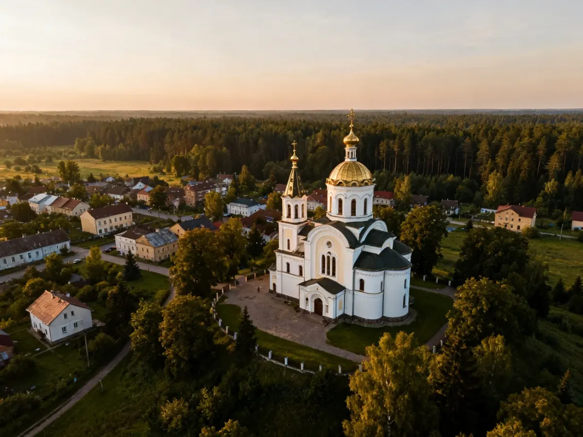 Panorama Hajnówki z soborem i zielenią Puszczy Białowieskiej w tle