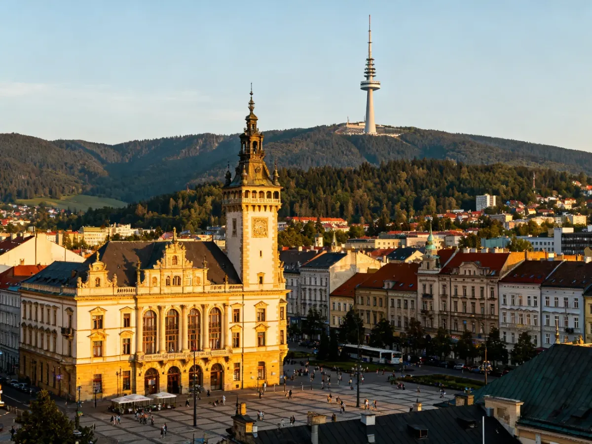Panorama Liberca z neorenesansowym ratuszem i nadajnikiem Ještěd w tle