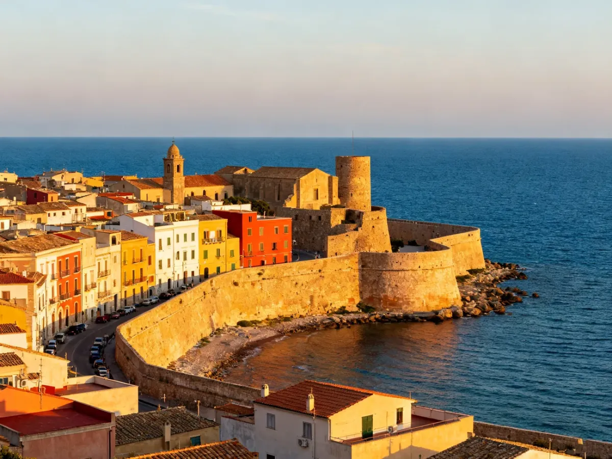 Panoramiczny widok otoczonego murami Alghero nad Morzem Śródziemnym
