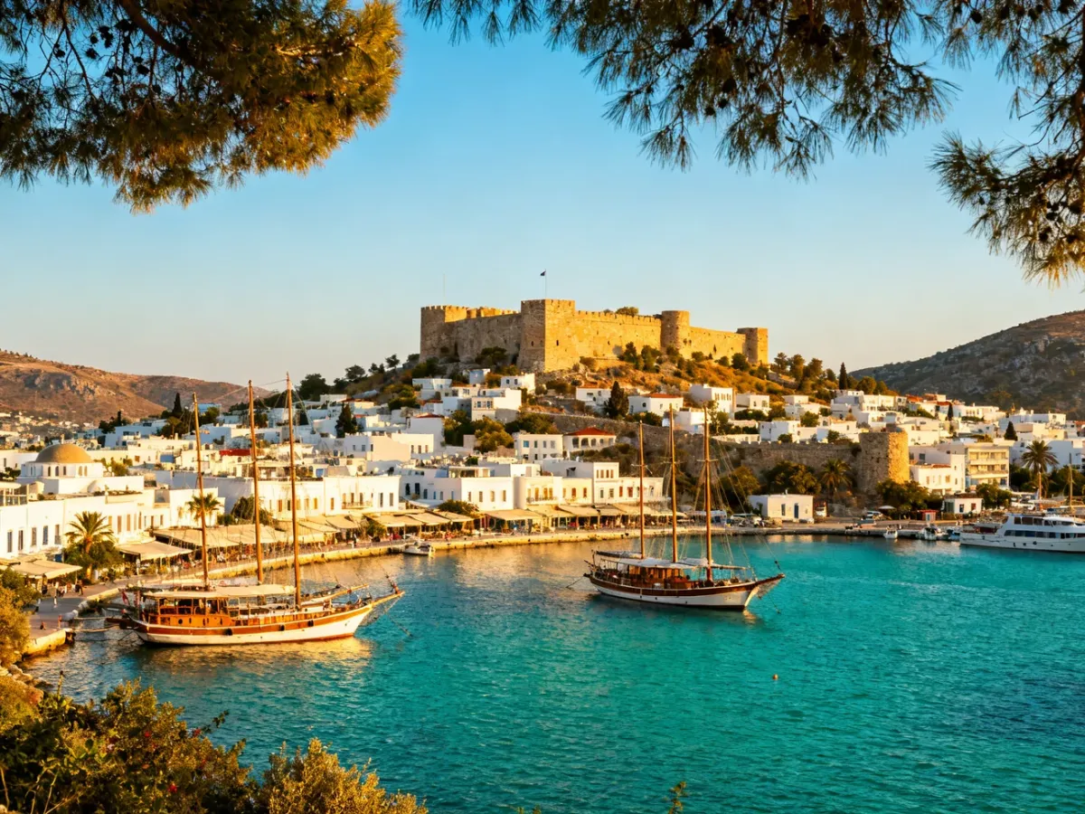 Panoramiczny widok Bodrum z zamkiem, mariną i białą zabudową nad zatoką
