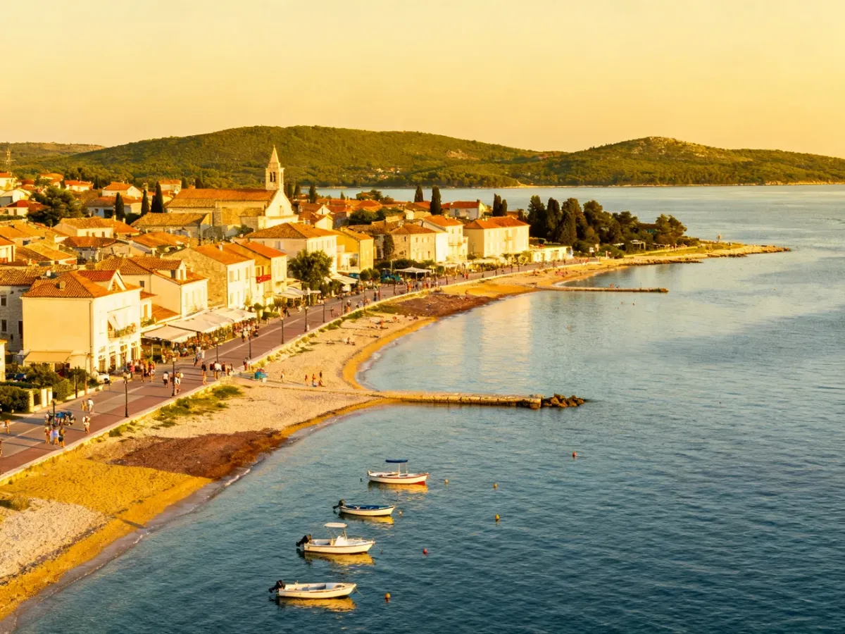 Panorama Medulina z plażami, promenadą i Adriatykiem