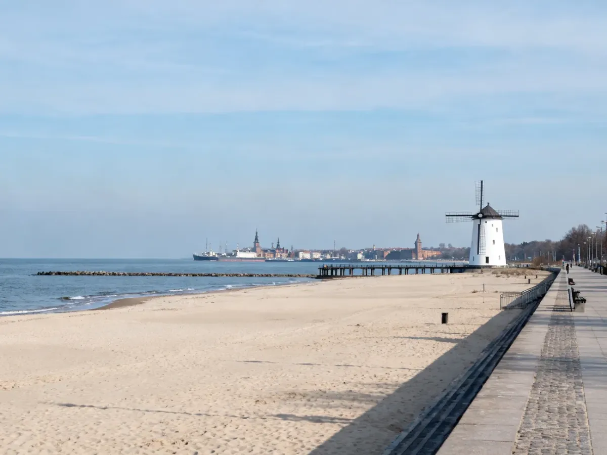 Panorama Świnoujścia z plażą, promenadą i Stawą Młyny