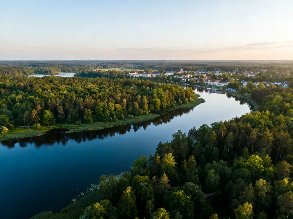 Panoramiczny widok Augustowa z rzeką Nettą, jeziorami i lasami Puszczy Augustowskiej