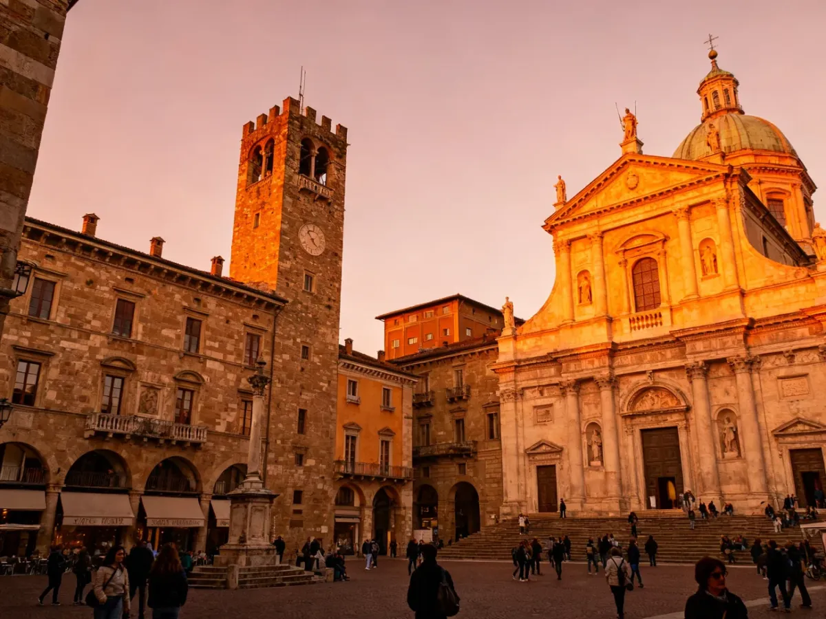 Piazza Vecchia i zabytkowa architektura Città Alta w Bergamo