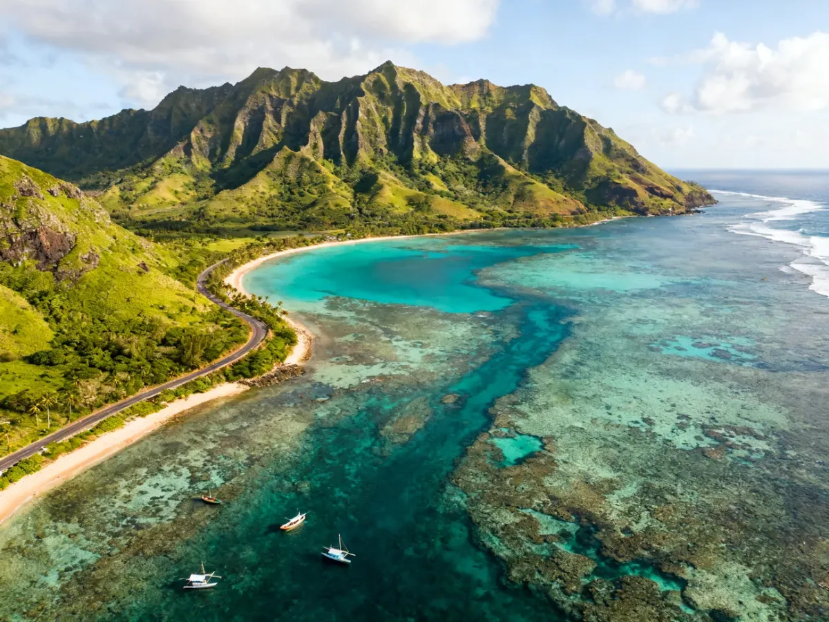 Panoramiczny widok Mauritiusa z górami, laguną i tropikalnym wybrzeżem