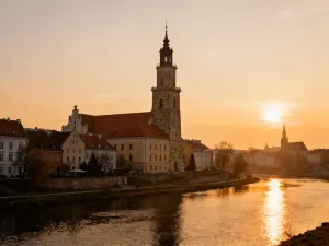 Zamek w Pszczynie o zachodzie słońca z malowniczym ogrodem na pierwszym planie.