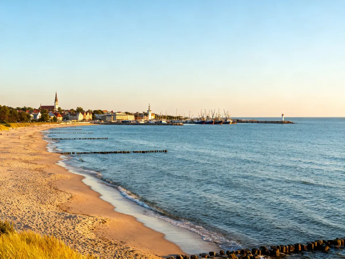 Panoramiczny widok Władysławowa z plażą, Bałtykiem i portem