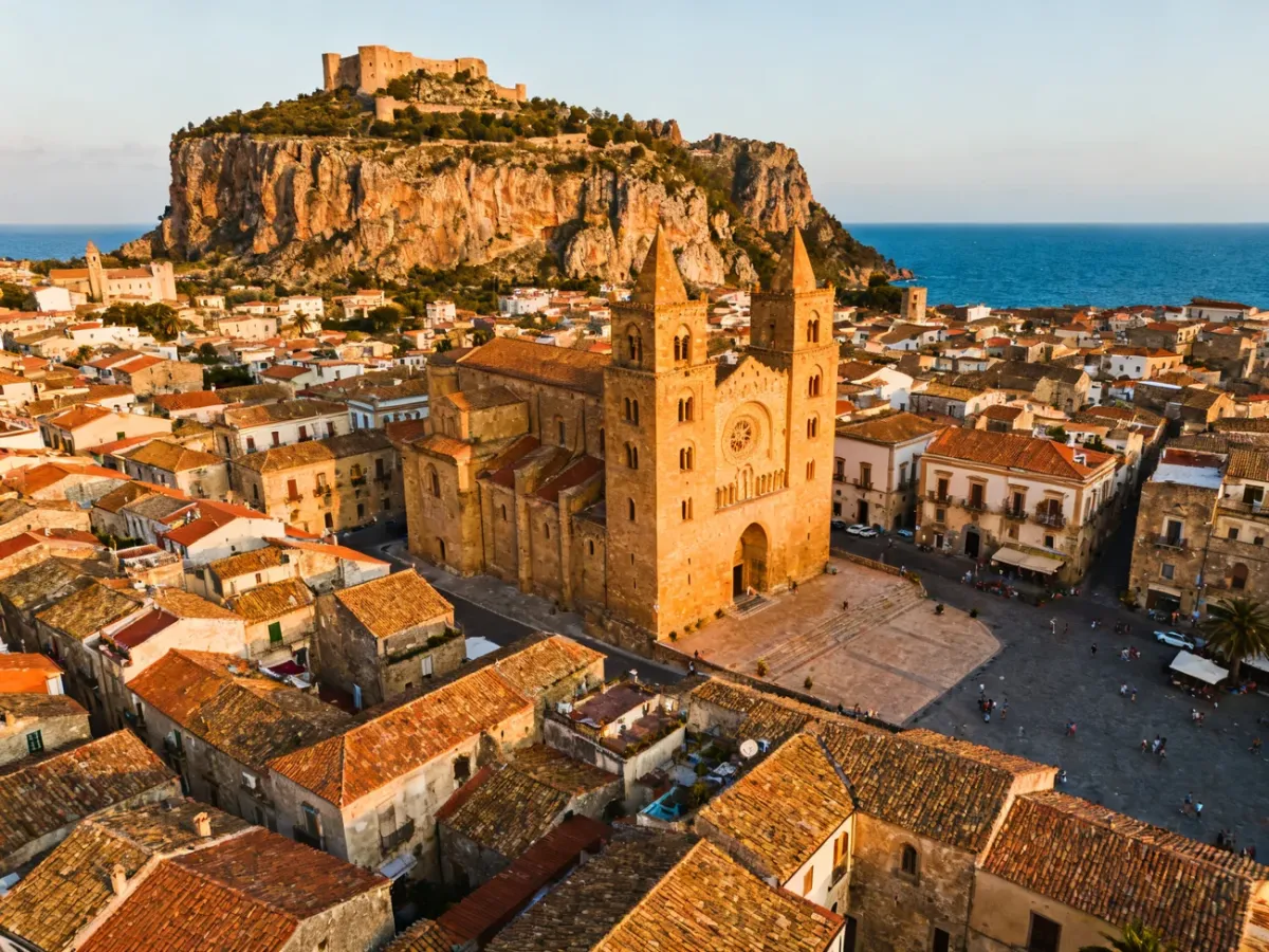 Panorama Cefalù z katedrą, starówką, La Rocca i Morzem Tyrreńskim