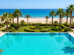 Malownicza plaża na Phuket o zachodzie słońca z charakterystycznymi formacjami skalnymi wystającymi z turkusowej wody.