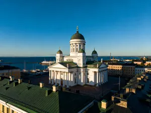 Widok z lotu ptaka na turkusowe wody, rafy koralowe i zielone góry wybrzeża Mauritiusa.