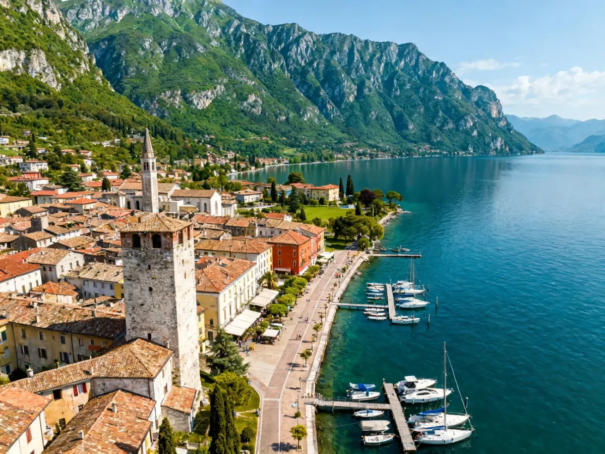 Panorama Riva del Garda z wieżą Torre Apponale, portem i górami nad jeziorem