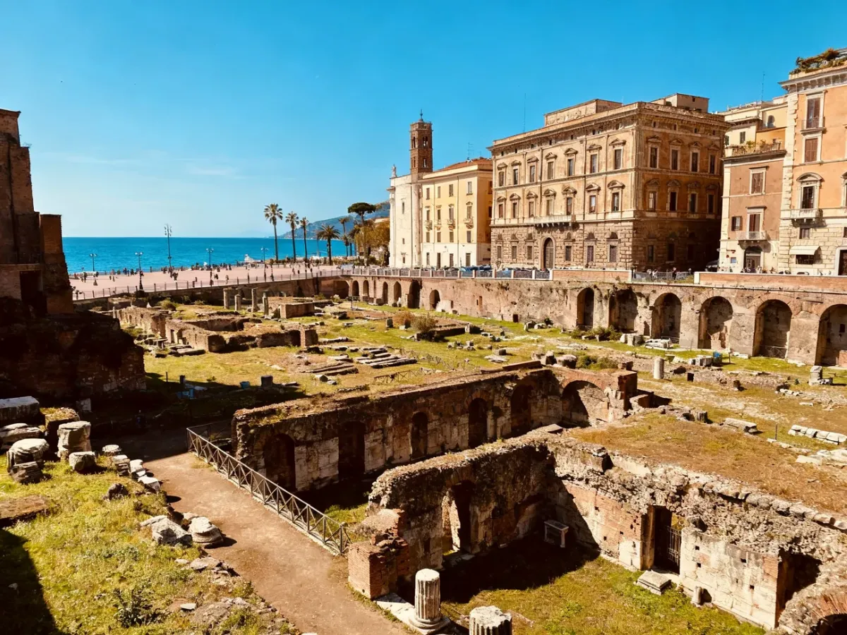 Panorama Rimini łącząca wybrzeże Adriatyku z historycznym centrum miasta