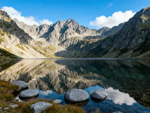 Kamienny Stary Most w Mostarze o zachodzie słońca nad turkusową rzeką Neretwą.