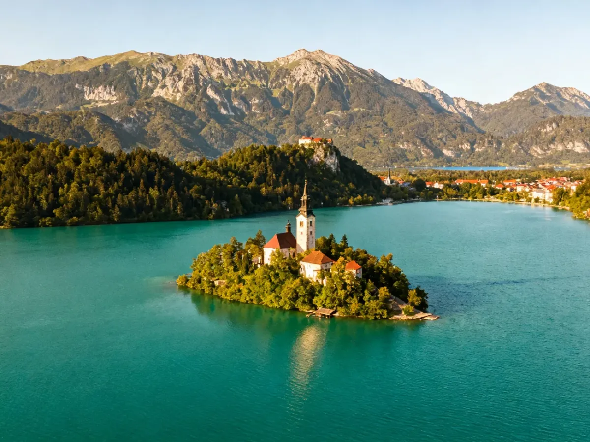 Panoramic krajobraz Słowenii z Alpami Julijskimi i turkusowym jeziorem