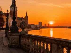 Drewniany most nad Dunajcem w Szczawnicy na tle malowniczych gór Pienin o zachodzie słońca.