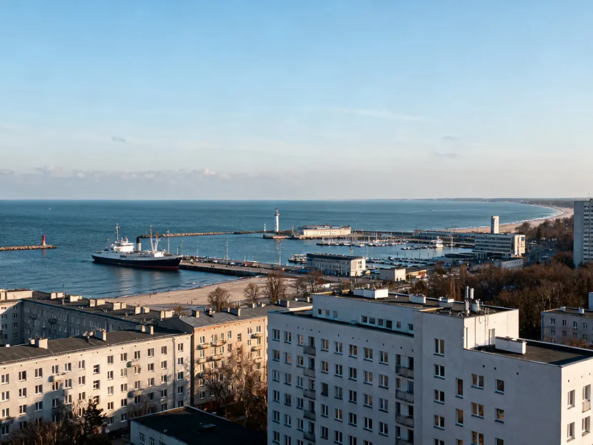 Panorama Gdyni z modernistyczną zabudową, portem i Zatoką Gdańską