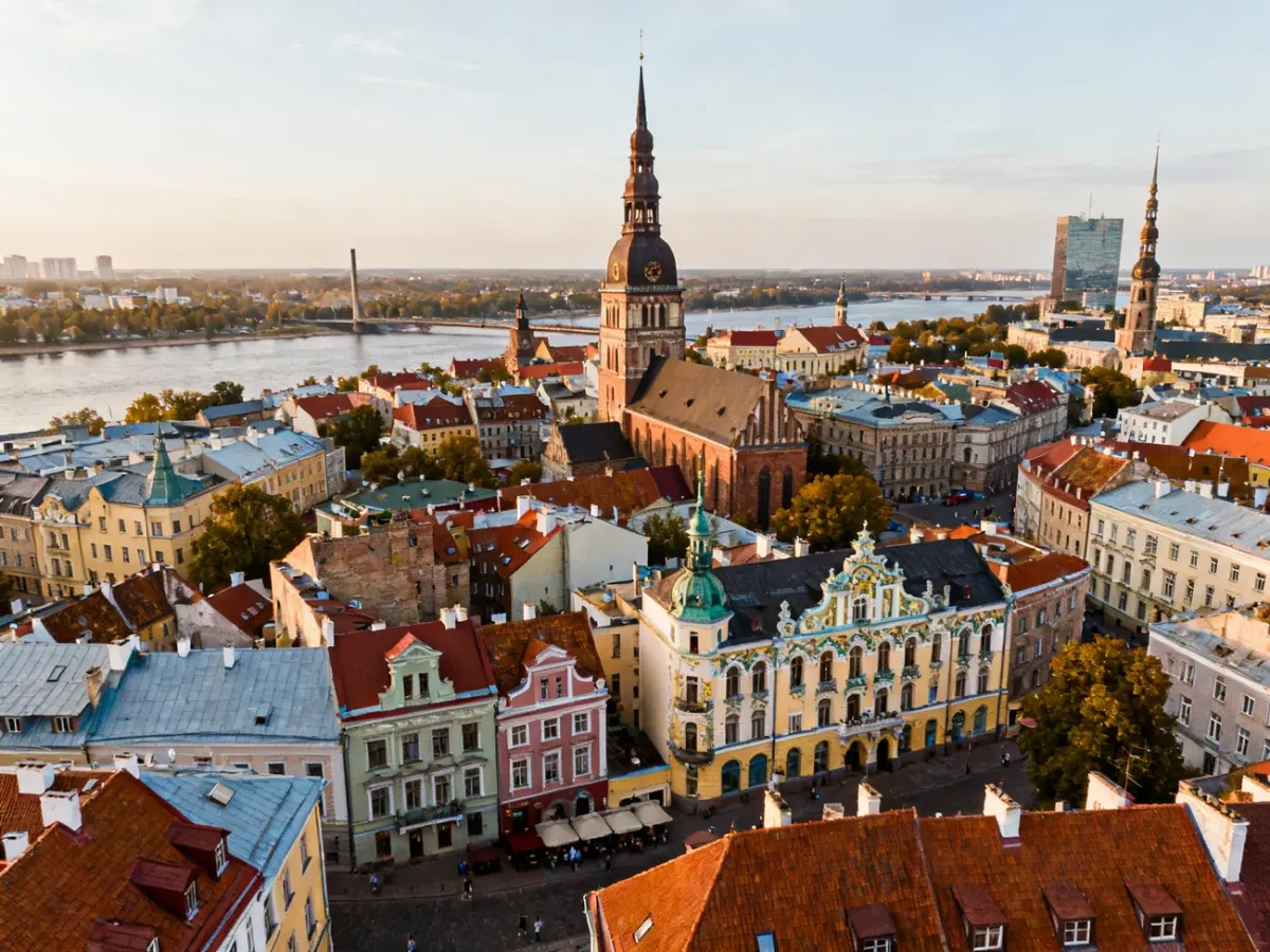 Panorama Rygi z zabytkową starówką, wieżami kościołów i rzeką Dźwiną