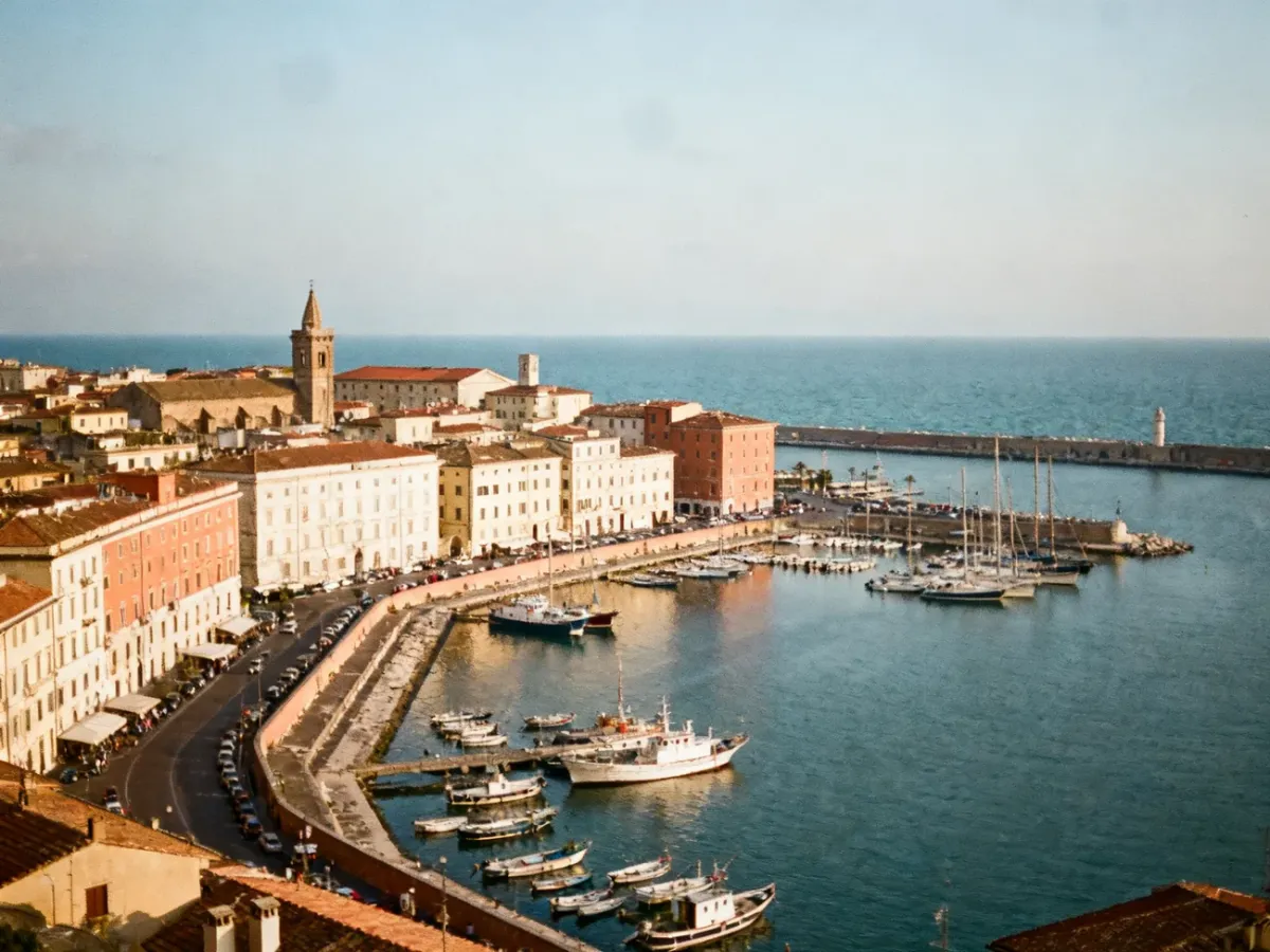 Panorama portowego Livorno z kanałami, zabudową i widokiem na morze