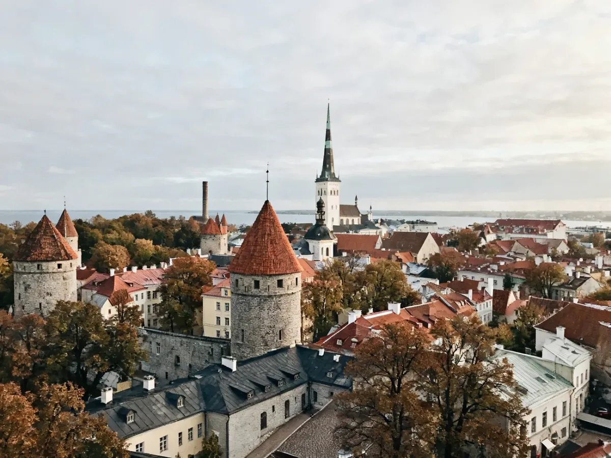 Panorama średniowiecznego Starego Miasta w Tallinnie z brukowanymi uliczkami i wieżami