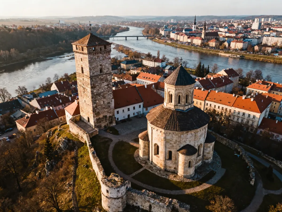 Panorama Cieszyna ze Wzgórzem Zamkowym, zabytkową wieżą i rzeką Olzą