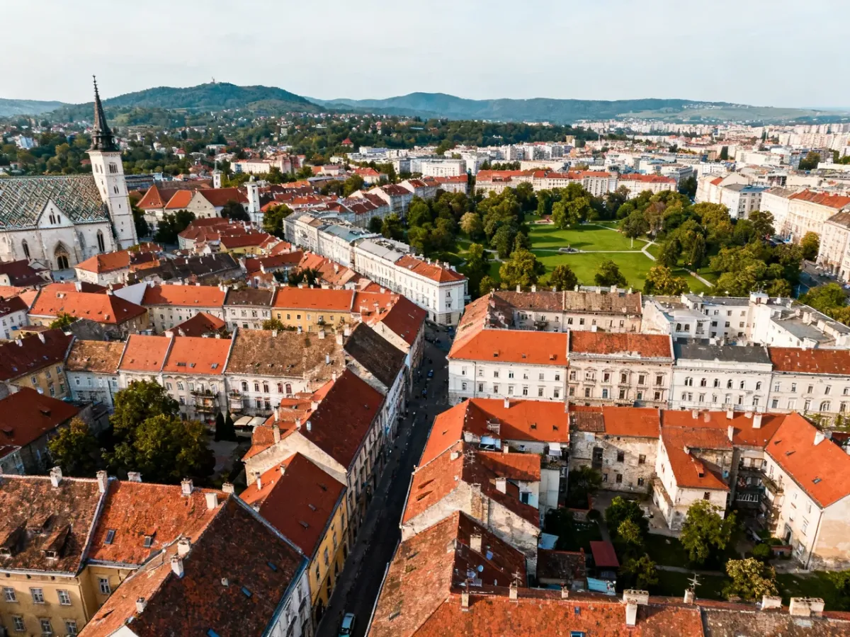 Panoramiczny widok Zagrzebia z Górnym i Dolnym Miastem
