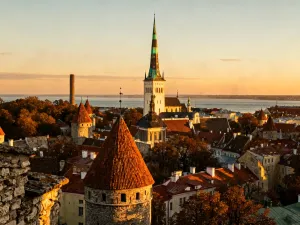 Panoramiczny widok na zabytkowe miasto Sassi di Matera o zachodzie słońca, ukazujący kamienne domy wykute w skale.