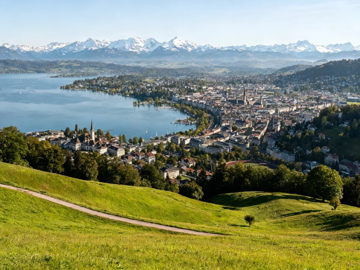 Panorama Zurychu, Jeziora Zuryskiego i Alp z punktu widokowego Üetliberg