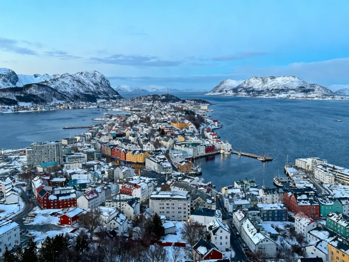 Panorama Tromsø z portem, fiordami i górami w tle