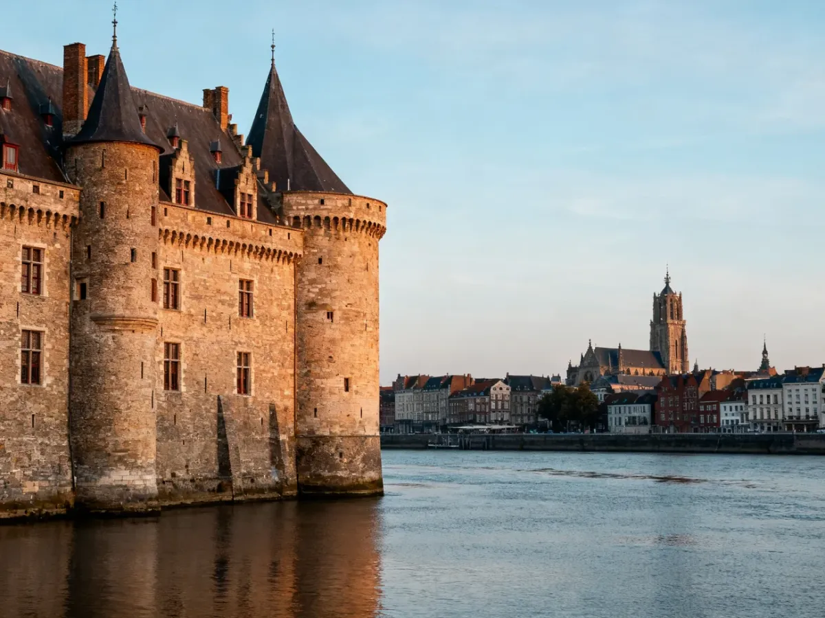 Zamek Steen nad brzegiem Skaldy w Antwerpii