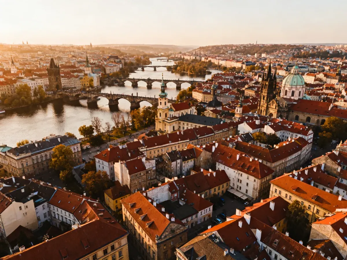 Panoramiczny widok na zabytkowe centrum Pragi z Wełtawą i Mostem Karola