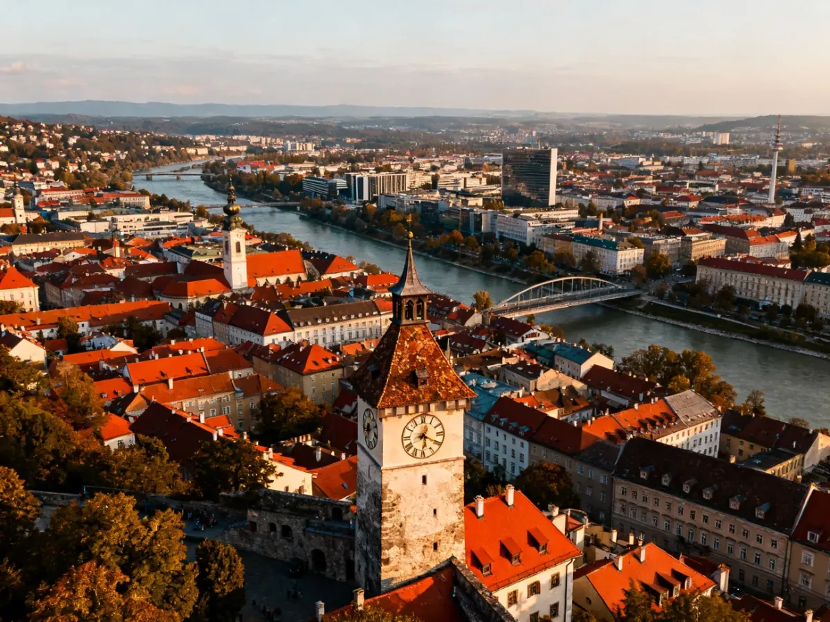 Panorama Grazu ze wzgórza Schlossberg z wieżą Uhrturm
