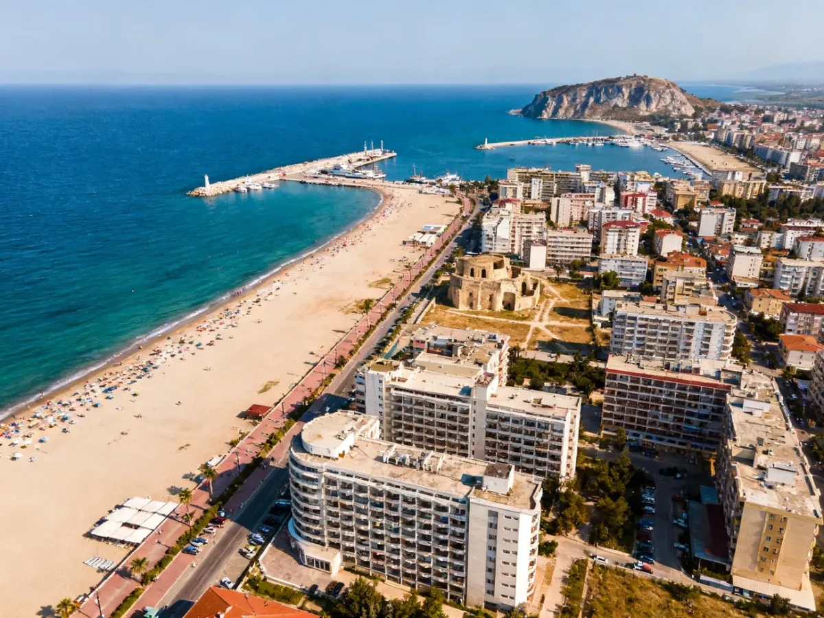 Widok z góry na Durrës, jego plażę, port i zabudowę nad Adriatykiem
