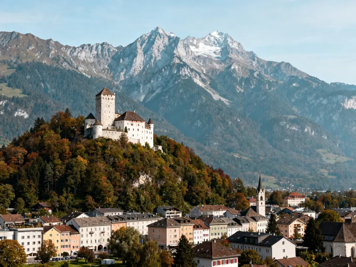 Panorama Vaduz z zamkiem i alpejskimi szczytami w tle