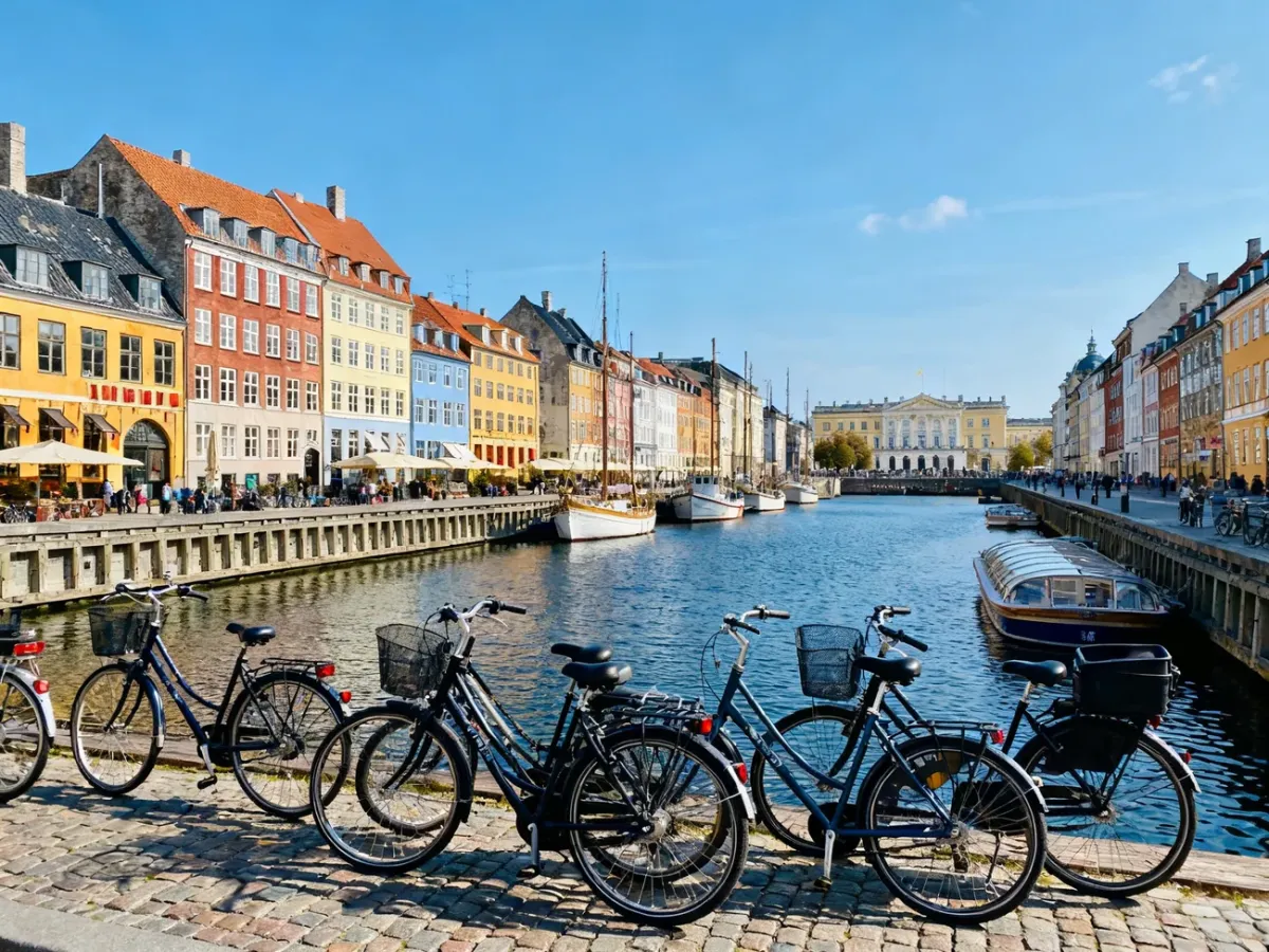 Panoramiczny widok Kopenhagi z kolorowym nabrzeżem Nyhavn i rowerami