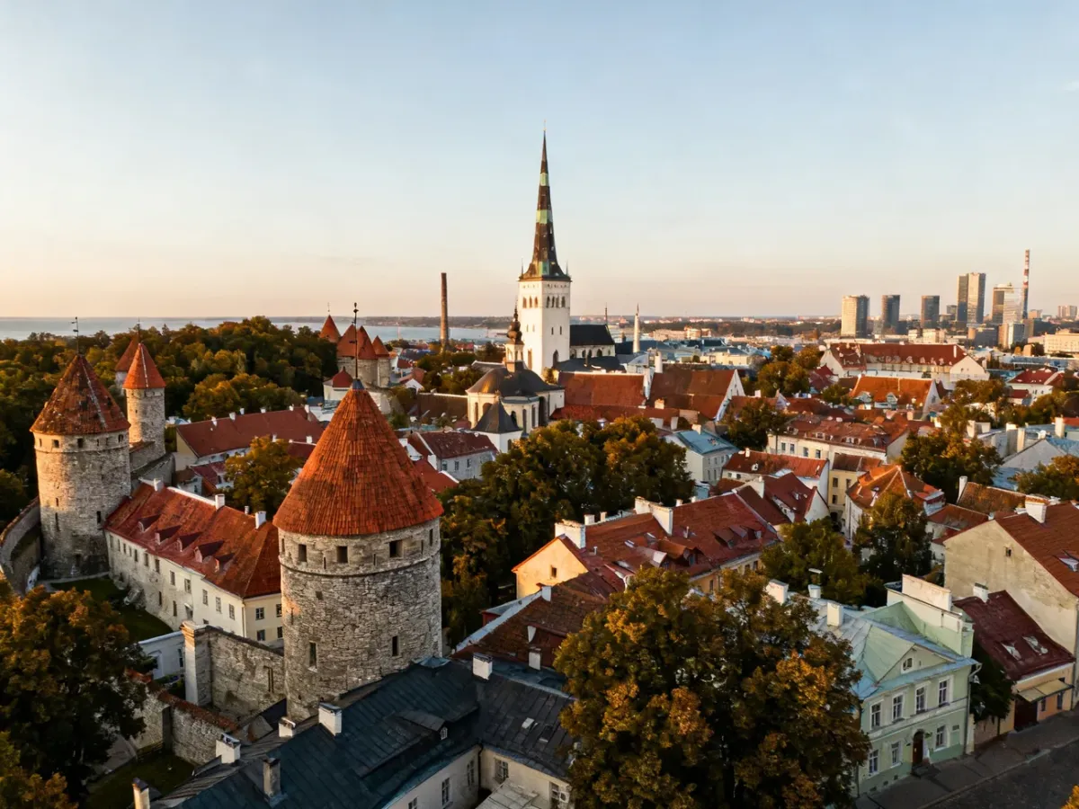 Panorama Tallinna z średniowieczną starówką, murami miejskimi i nowoczesną zabudową