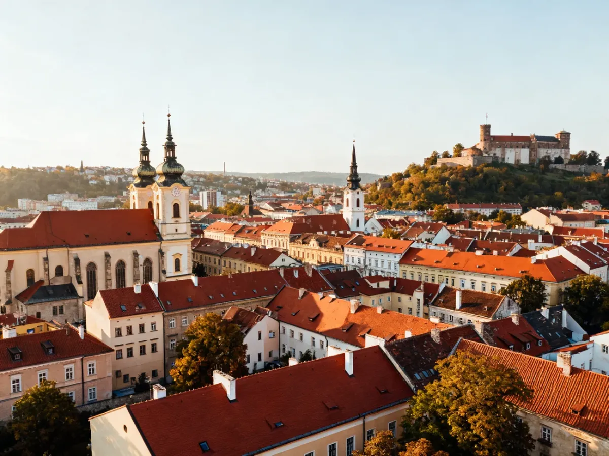 Panorama historycznego centrum Brna z dachami kamienic i wieżami zabytków