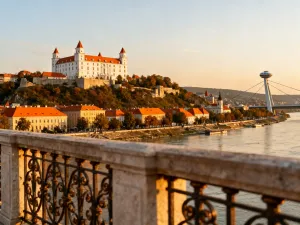 Zabytkowy kompas, mapa i dziennik podróży na tle zachodzącego słońca nad tropikalnym wybrzeżem.