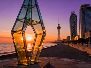 Piaszczysta plaża z turkusową wodą i majestatycznymi wapiennymi klifami na filipińskiej wyspie w świetle poranka.