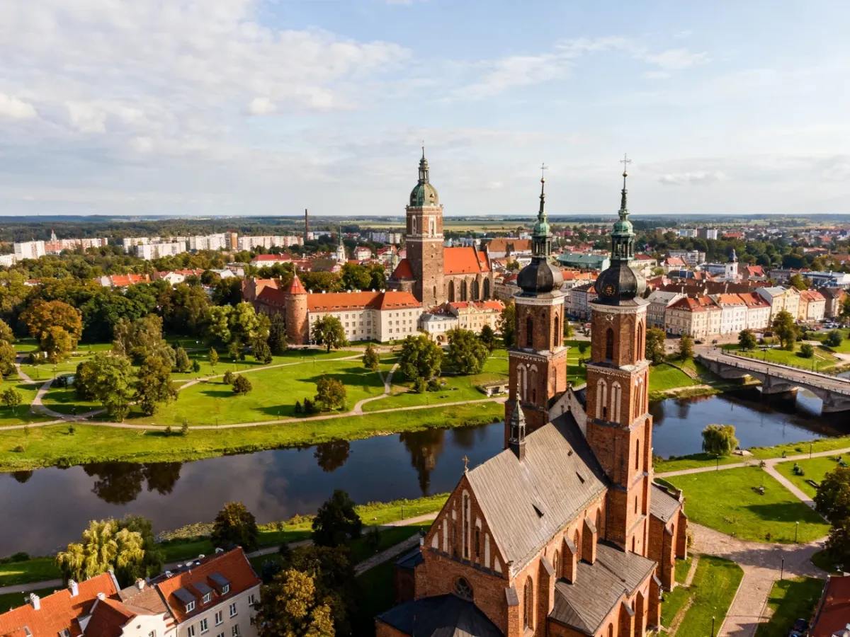 Panoramiczny widok Olsztyna z zamkiem, starówką i zielenią