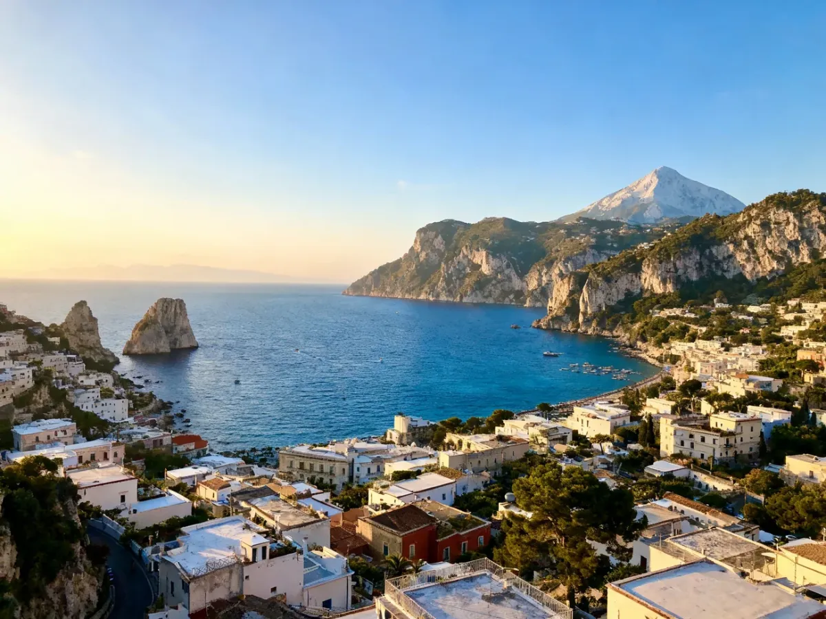 Panorama Capri z miastem, Anacapri i górą Monte Solaro