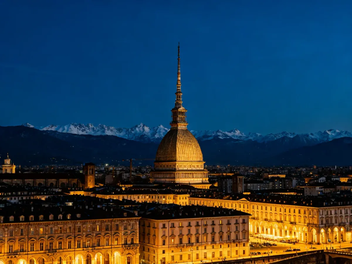 Wieczorny widok na Mole Antonelliana wśród zabytkowej zabudowy Turynu