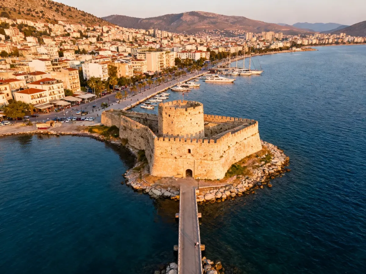Widok na Kuşadası z twierdzą Guvercinada, portem i promenadą