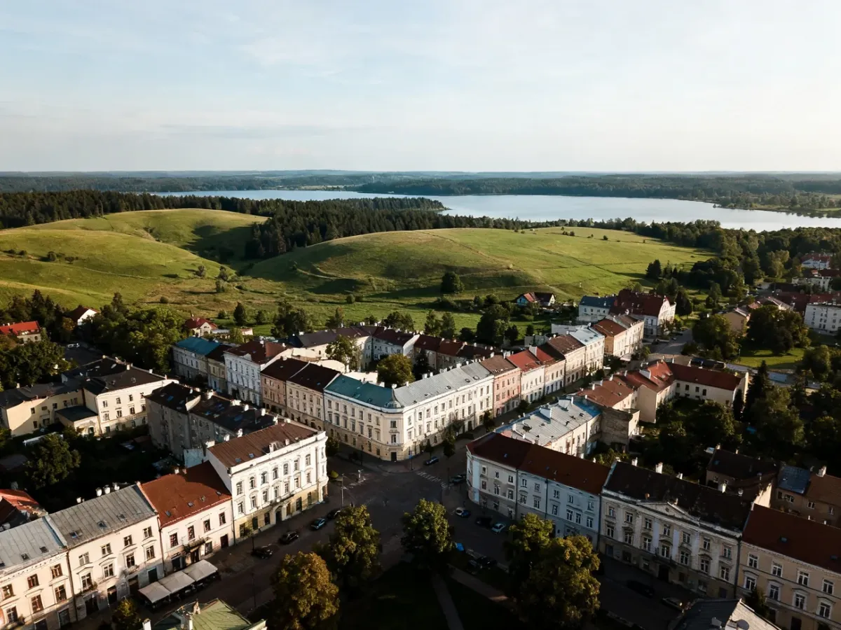 Widok na klasycystyczne centrum Suwałk na tle zielonego krajobrazu Suwalszczyzny
