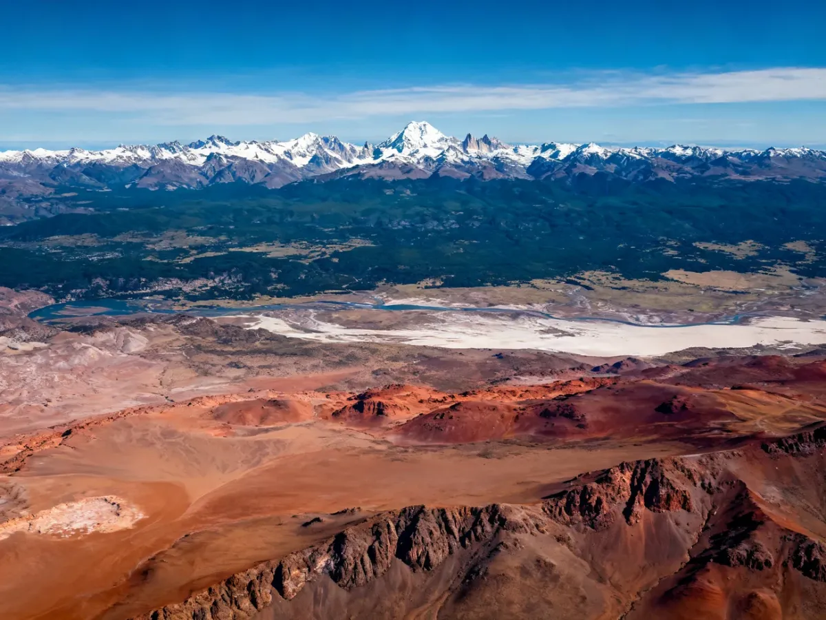 Zróżnicowany krajobraz Chile z pustynią Atacama i ośnieżonymi Andami