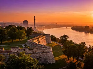 Panoramiczny widok na majestatyczną Skałę Gibraltarską wznoszącą się nad turkusowym morzem, z widocznym w oddali wybrzeżem Afryki.