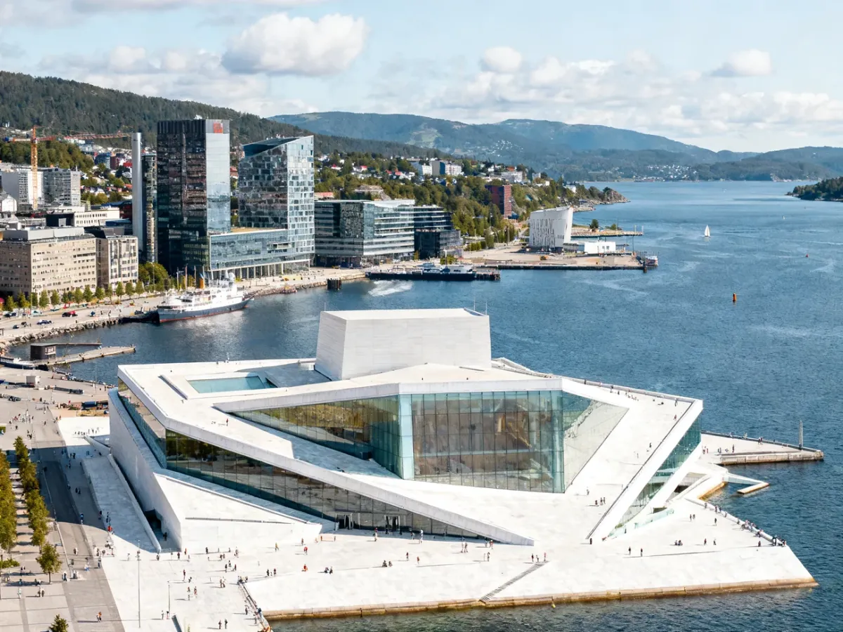 Panorama Oslo z Operą i Oslofjordem w tle