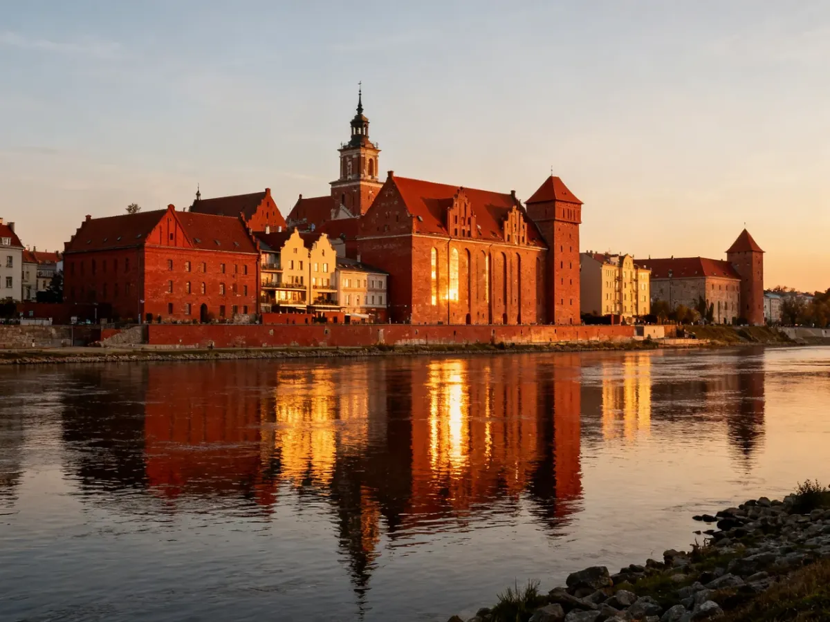 Panorama gotyckich spichrzy Grudziądza nad Wisłą o zachodzie słońca