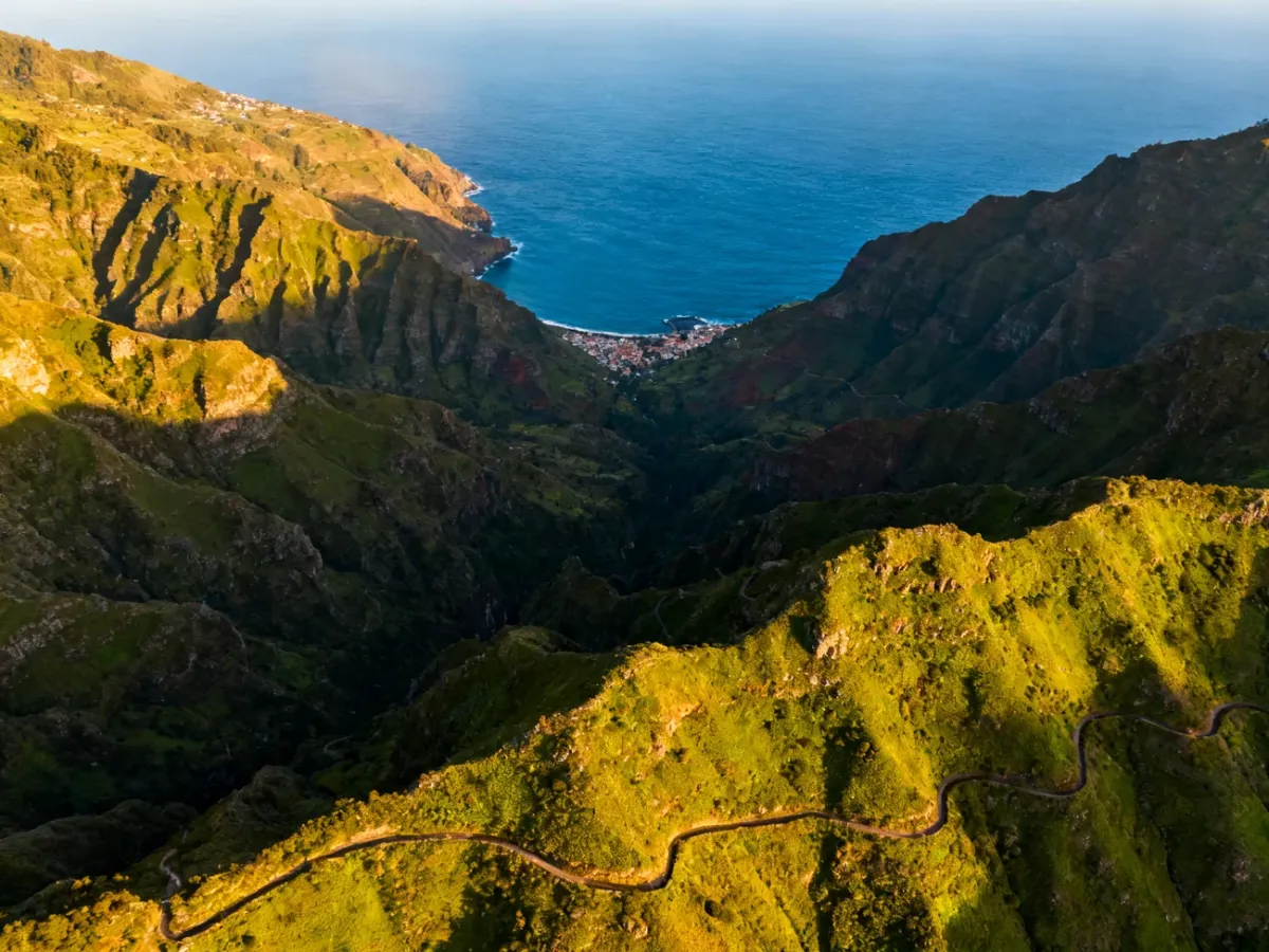 Panoramiczny widok Madery z górami, oceanem i zielonymi dolinami