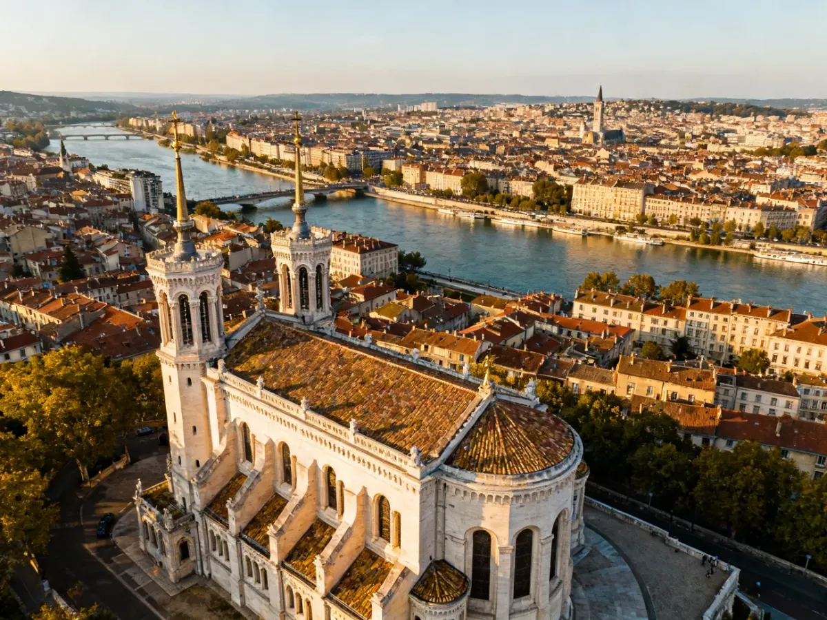 Panorama Lyonu z bazyliką Notre-Dame de Fourvière i dwiema rzekami