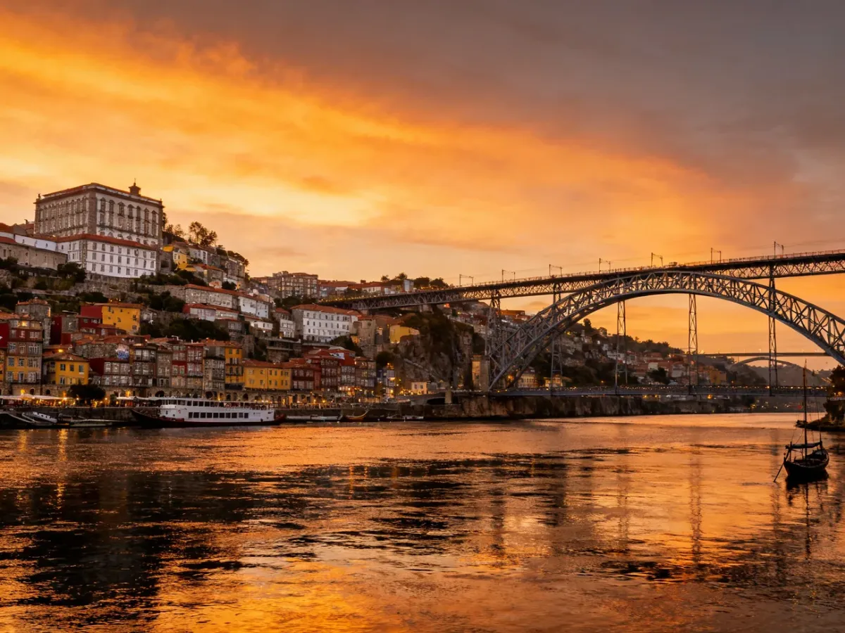 Wieczorna panorama Ribeiry i mostu Dom Luís I nad rzeką Douro